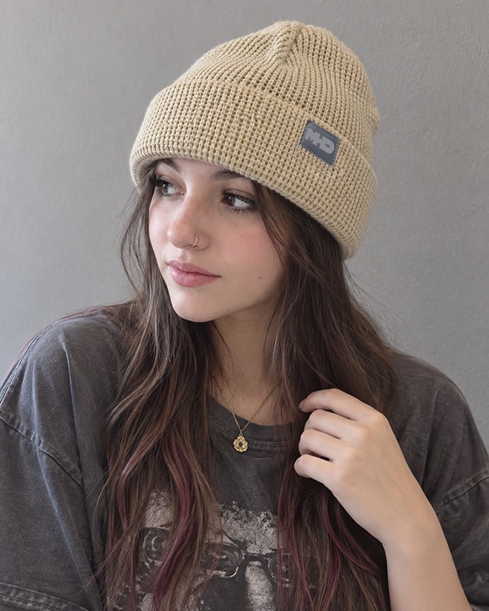 Model wearing the Sand snowboard beanie by MHD